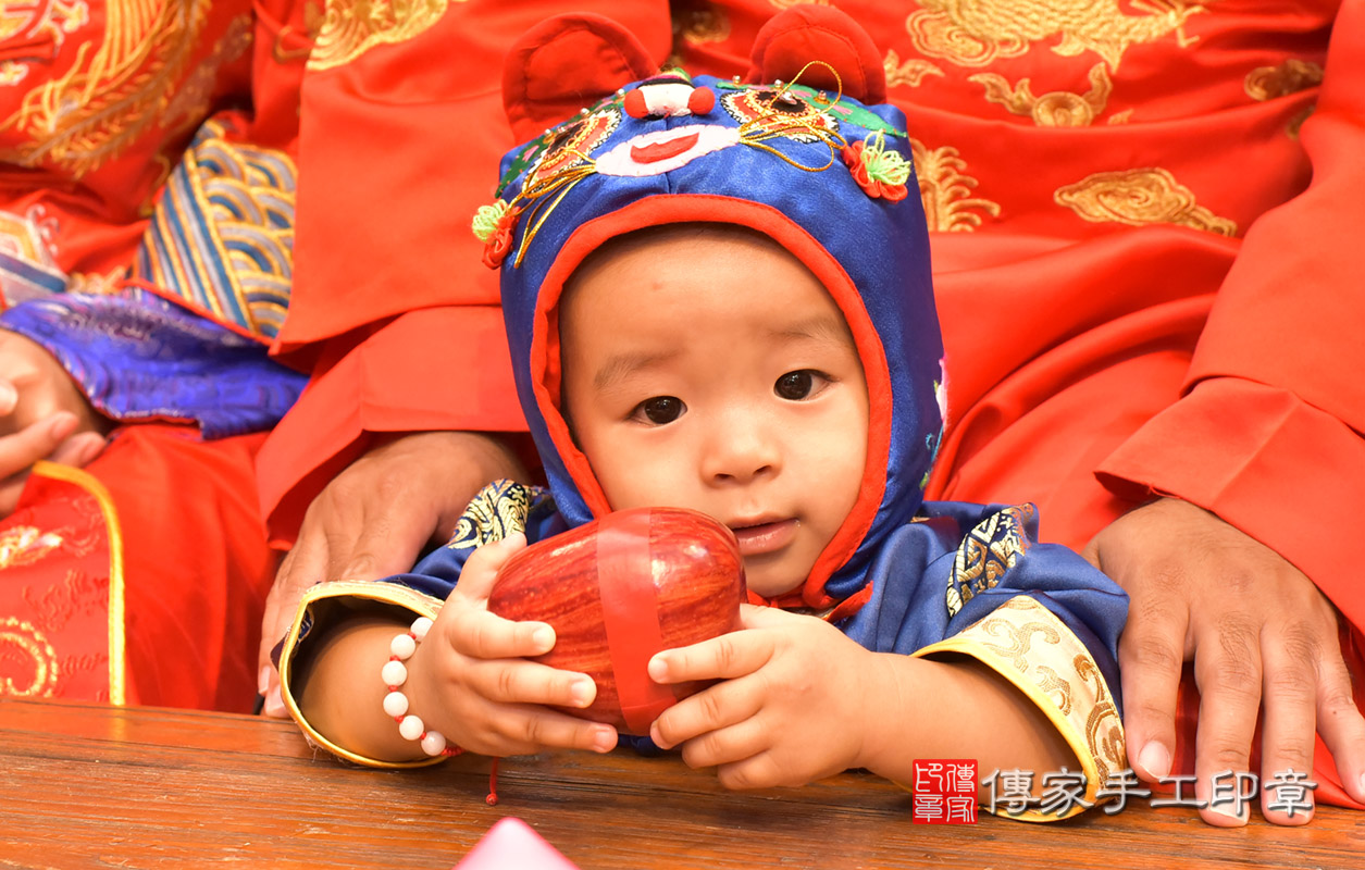 北區許寶寶古禮抓周：抓周儀式【吃蘋果】。照片2