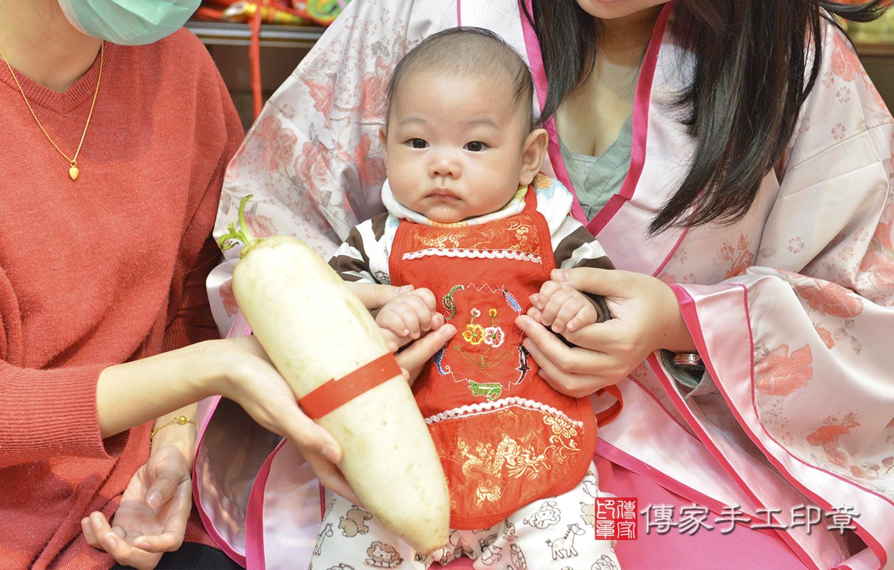 剃胎毛、滿月剃頭、嬰兒剃頭、嬰兒理髮、嬰兒剃髮、嬰兒剃胎毛、嬰兒滿月剃頭、寶寶剃頭、剃胎毛儀式、剃胎毛吉祥話、滿月剃頭儀式、滿月剃頭吉祥話、寶寶剃胎毛、寶寶滿月剃頭理髮、 新竹市香山區剃胎毛、新竹市香山區滿月剃頭、新竹市香山區嬰兒剃頭剃胎毛、新竹市香山區嬰兒理髮、新竹市嬰兒剃髮、 廖寶寶(新竹市香山區嬰兒寶寶滿月剃頭理髮、免費嬰兒剃胎毛儀式吉祥話)。中國風會場，爸媽寶貝免費穿「日中韓」古裝禮服。專業拍照、DVD光碟、證書。★購買「臍帶章、肚臍章、胎毛筆刷印章」贈送：剃頭、收涎、抓周，三選一。2020.02.29照片12