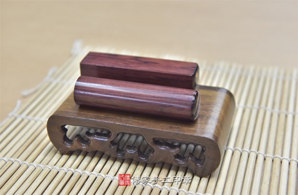 電腦刻印印章:玫瑰紅檀木臍帶章實際成品、印章作品分享、玫瑰紅檀木印章材質介紹。(臍帶印章、肚臍章、肚臍印章,胎毛印章,一圓一方)傳家手工印章新竹店2020.09.16 電腦刻印印章:玫瑰紅檀木臍帶章實際成品、印章作品分享、玫瑰紅檀木印章材質介紹。(臍帶印章、肚臍章、肚臍印章,胎毛印章,一圓一方)傳家手工印章新竹店2020.09.16