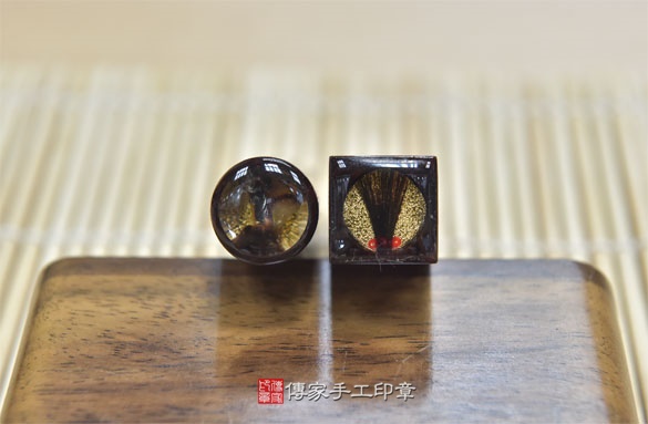 電腦刻印印章:玫瑰紅檀木臍帶章實際成品、印章作品分享、玫瑰紅檀木印章材質介紹。(臍帶印章、肚臍章、肚臍印章,胎毛印章,一圓一方)傳家手工印章新竹店2020.09.16 電腦刻印印章:玫瑰紅檀木臍帶章實際成品、印章作品分享、玫瑰紅檀木印章材質介紹。(臍帶印章、肚臍章、肚臍印章,胎毛印章,一圓一方)傳家手工印章新竹店2020.09.16