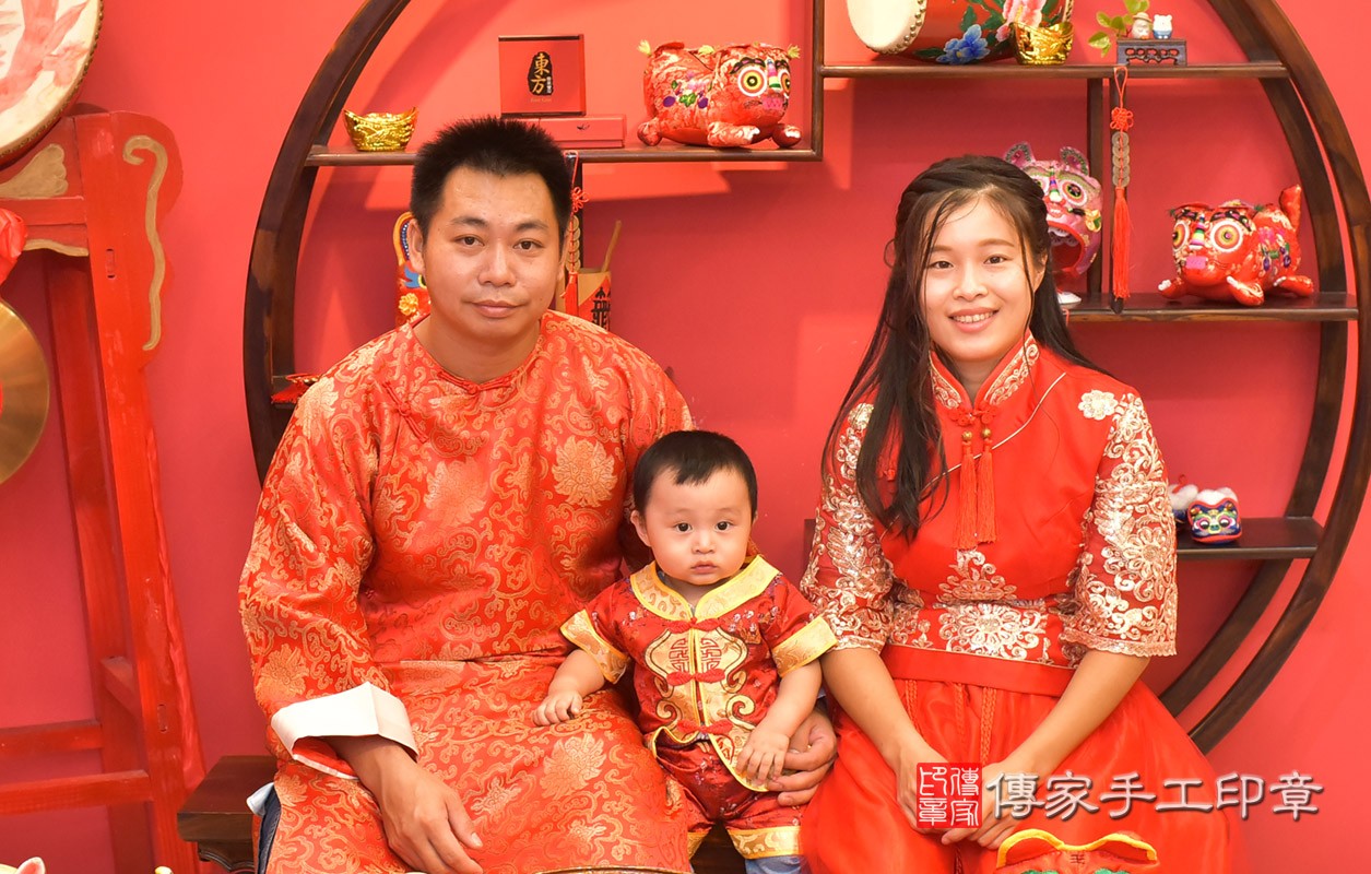 北區余寶寶古禮抓周：抓周全家福大合照。照片1
