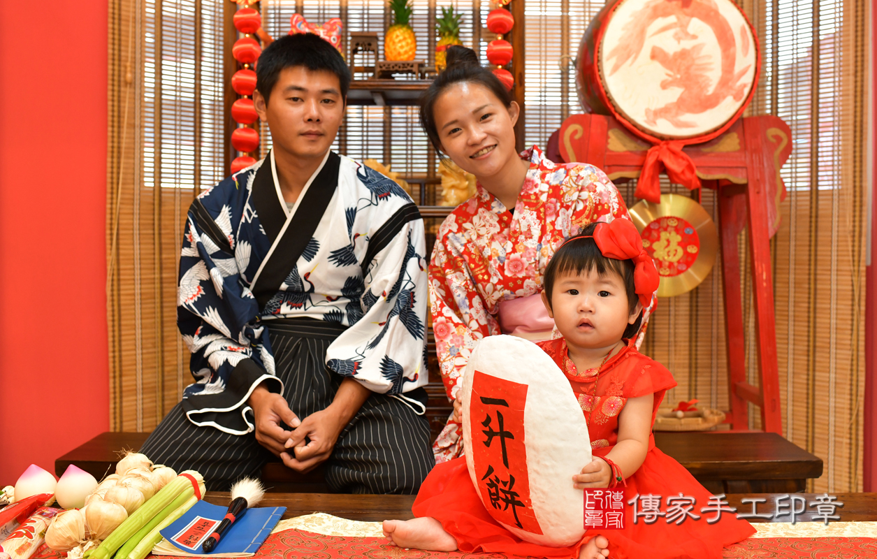 鳳山區林寶寶古禮抓周：抓周儀式【踏一升餅】。照片1