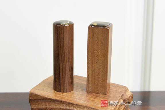 電腦刻印章:紅紫檀木臍帶章實際成品、印章作品分享、紅紫檀木印章材質介紹。(臍帶印章、肚臍章、肚臍印章,胎毛印章,一圓一方)傳家手工印章桃園店。2020.09.14 電腦刻印章:紅紫檀木臍帶章實際成品、印章作品分享、紅紫檀木印章材質介紹。(臍帶印章、肚臍章、肚臍印章,胎毛印章,一圓一方)傳家手工印章桃園店。2020.09.14