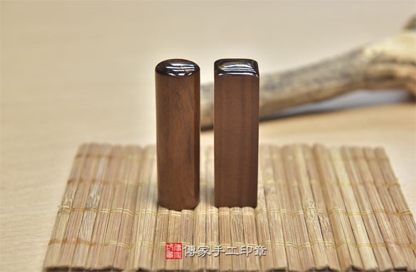 電腦刻印印章:紅紫檀木臍帶章實際成品、印章作品分享、紅紫檀木印章材質介紹。(臍帶印章、肚臍章、肚臍印章,胎毛印章,一圓一方)傳家手工印章新竹店2020.09.23 電腦刻印印章:紅紫檀木臍帶章實際成品、印章作品分享、紅紫檀木印章材質介紹。(臍帶印章、肚臍章、肚臍印章,胎毛印章,一圓一方)傳家手工印章新竹店2020.09.23