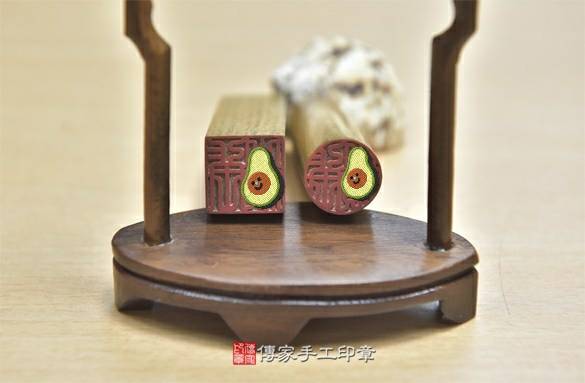 電腦刻印印章:綠檀木臍帶章實際成品、印章作品分享、綠檀木印章材質介紹。(臍帶印章、肚臍章、肚臍印章,胎毛印章,一圓一方)傳家手工印章新竹店2020.09.30 電腦刻印印章:綠檀木臍帶章實際成品、印章作品分享、綠檀木印章材質介紹。(臍帶印章、肚臍章、肚臍印章,胎毛印章,一圓一方)傳家手工印章新竹店2020.09.30