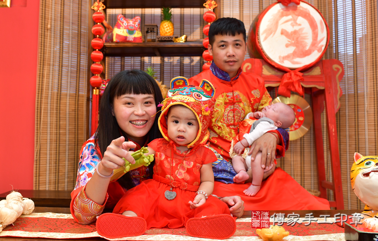 鳳山區董寶寶古禮抓周：抓周儀式【抱芹菜】。照片1