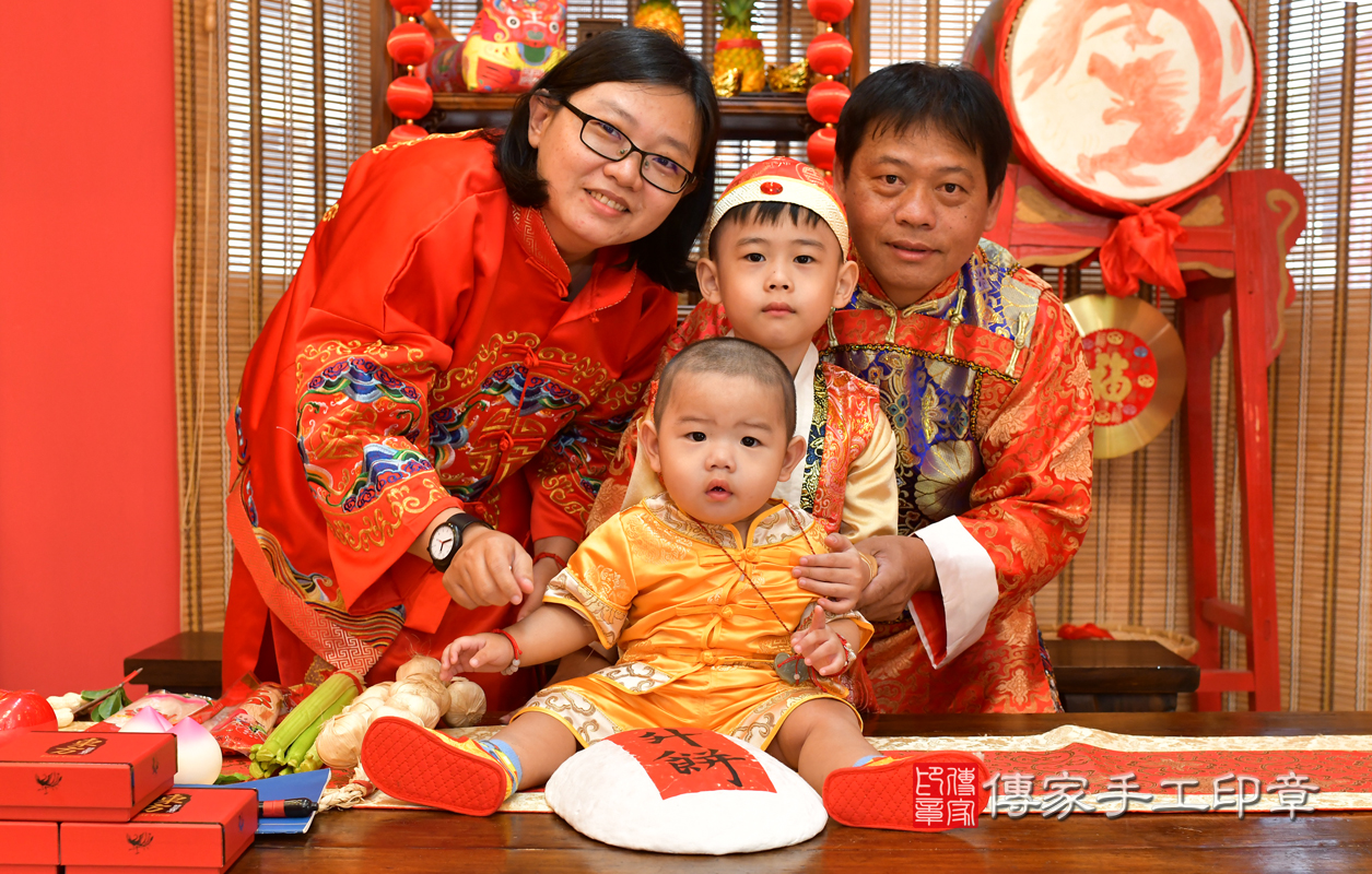 鳳山區黃寶寶古禮抓周：抓周儀式【踏一升餅】。照片1