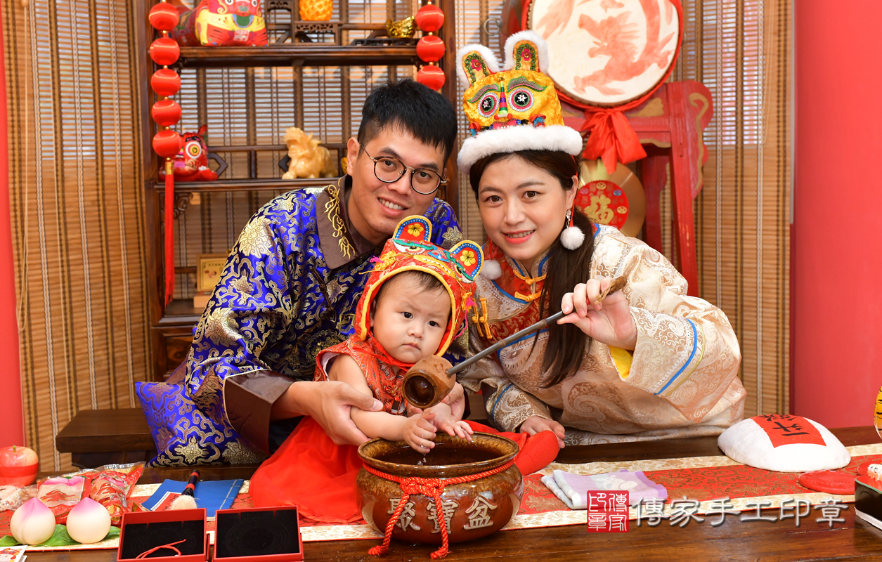 鳳山區吳寶寶古禮抓周：寶寶抓周【淨手儀式】。照片1