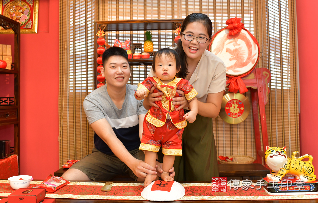 鳳山區蔡寶寶古禮抓周：抓周儀式【踏一升餅】。照片1