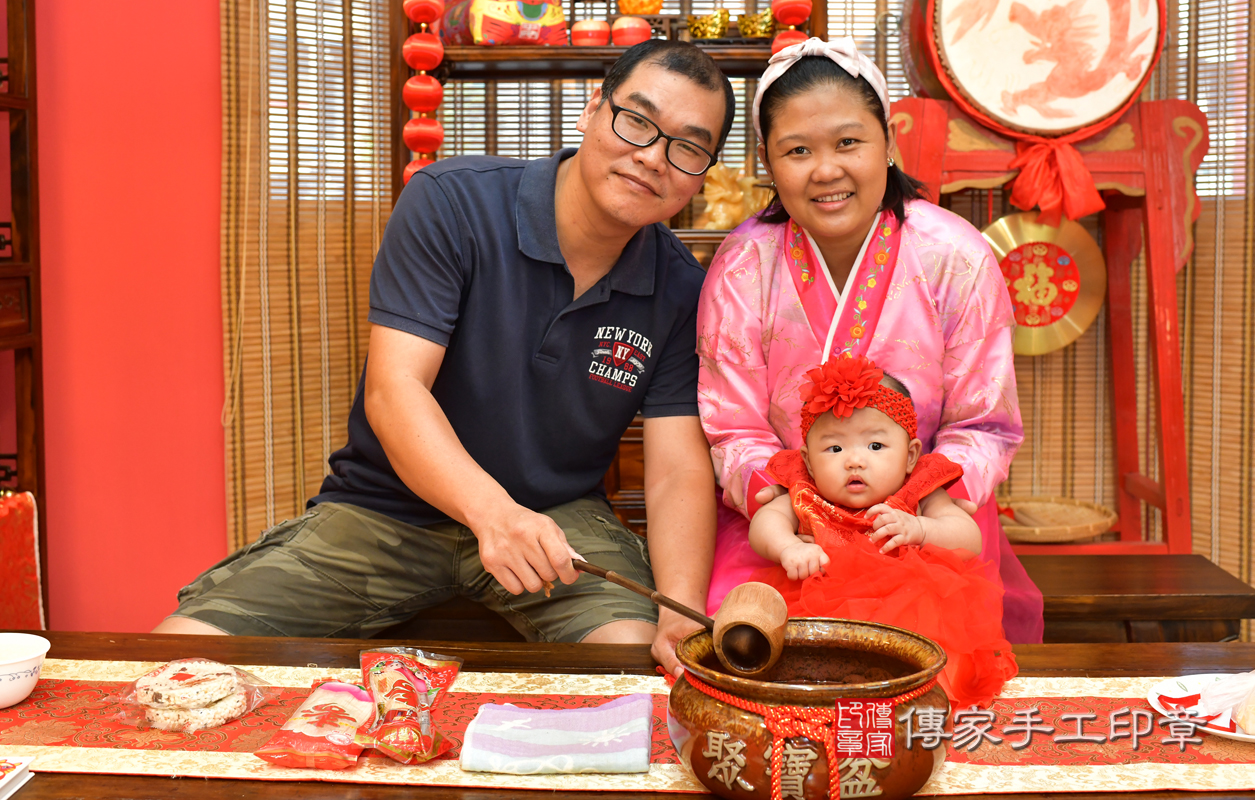 高雄市鳳山區黃寶寶古禮收涎:寶寶淨手儀式：寶寶淨手象徵洗淨，把不好的去掉，洗滌身心靈。照片1