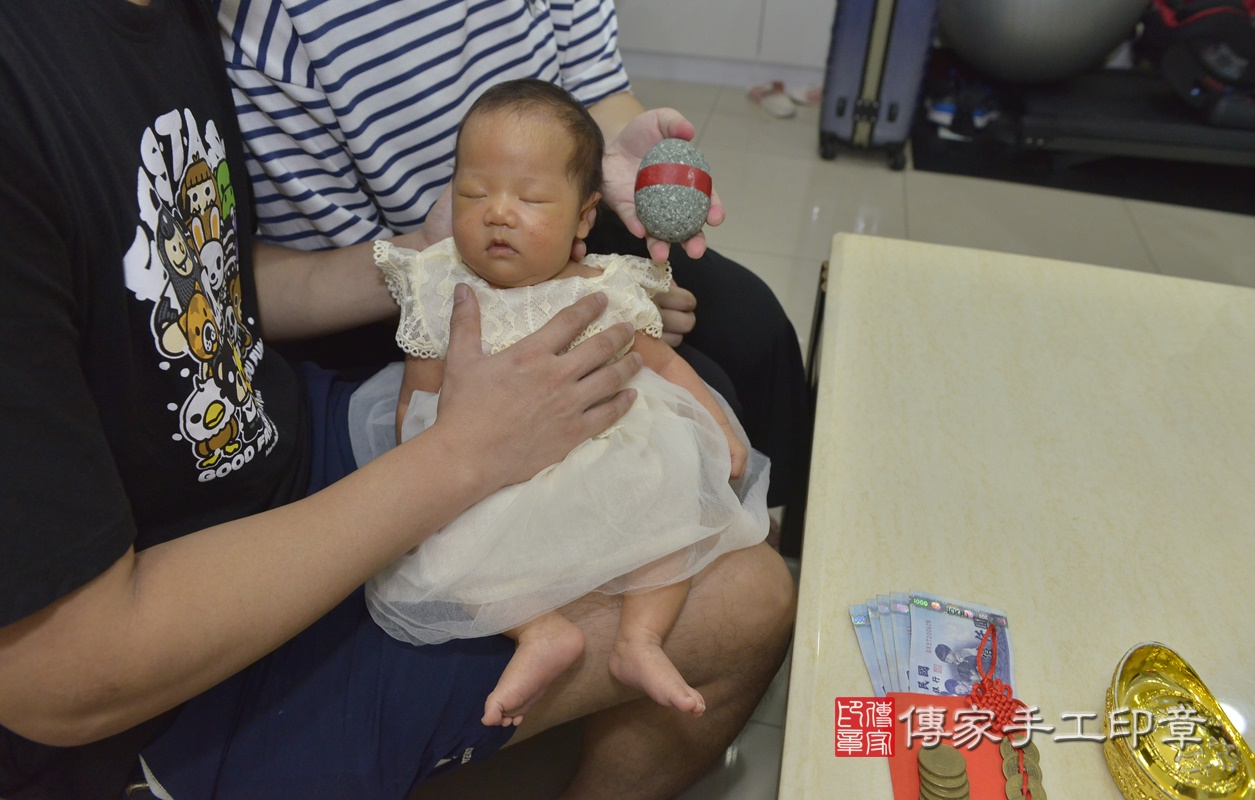 剃胎毛、滿月剃頭、嬰兒剃頭、嬰兒理髮、嬰兒剃髮、嬰兒剃胎毛、嬰兒滿月剃頭、寶寶剃頭、剃胎毛儀式、剃胎毛吉祥話、滿月剃頭儀式、滿月剃頭吉祥話、寶寶剃胎毛、寶寶滿月剃頭理髮、 新北市三重區剃胎毛、新北市三重區滿月剃頭、新北市三重區嬰兒剃頭剃胎毛、新北市三重區嬰兒理髮、新北市嬰兒剃髮、 許寶寶(新北市三重區到府嬰兒寶寶滿月剃頭理髮、到府嬰兒剃胎毛儀式吉祥話)。到府剃頭剃胎毛主持、專業拍照、DVD光碟、證書。★購買「臍帶章、肚臍章、胎毛筆刷印章」贈送：剃頭、收涎、抓周，三選一。2020.08.12照片11