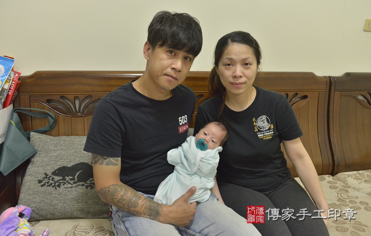 剃胎毛、滿月剃頭、嬰兒剃頭、嬰兒理髮、嬰兒剃髮、嬰兒剃胎毛、嬰兒滿月剃頭、寶寶剃頭、剃胎毛儀式、剃胎毛吉祥話、滿月剃頭儀式、滿月剃頭吉祥話、寶寶剃胎毛、寶寶滿月剃頭理髮、 新北市新莊區剃胎毛、新北市新莊區滿月剃頭、新北市新莊區嬰兒剃頭剃胎毛、新北市新莊區嬰兒理髮、新北市嬰兒剃髮、 張寶寶(新北市新莊區到府嬰兒寶寶滿月剃頭理髮、到府嬰兒剃胎毛儀式吉祥話)。到府剃頭剃胎毛主持、專業拍照、DVD光碟、證書。★購買「臍帶章、肚臍章、胎毛筆刷印章」贈送：剃頭、收涎、抓周，三選一。2020.08.21照片1