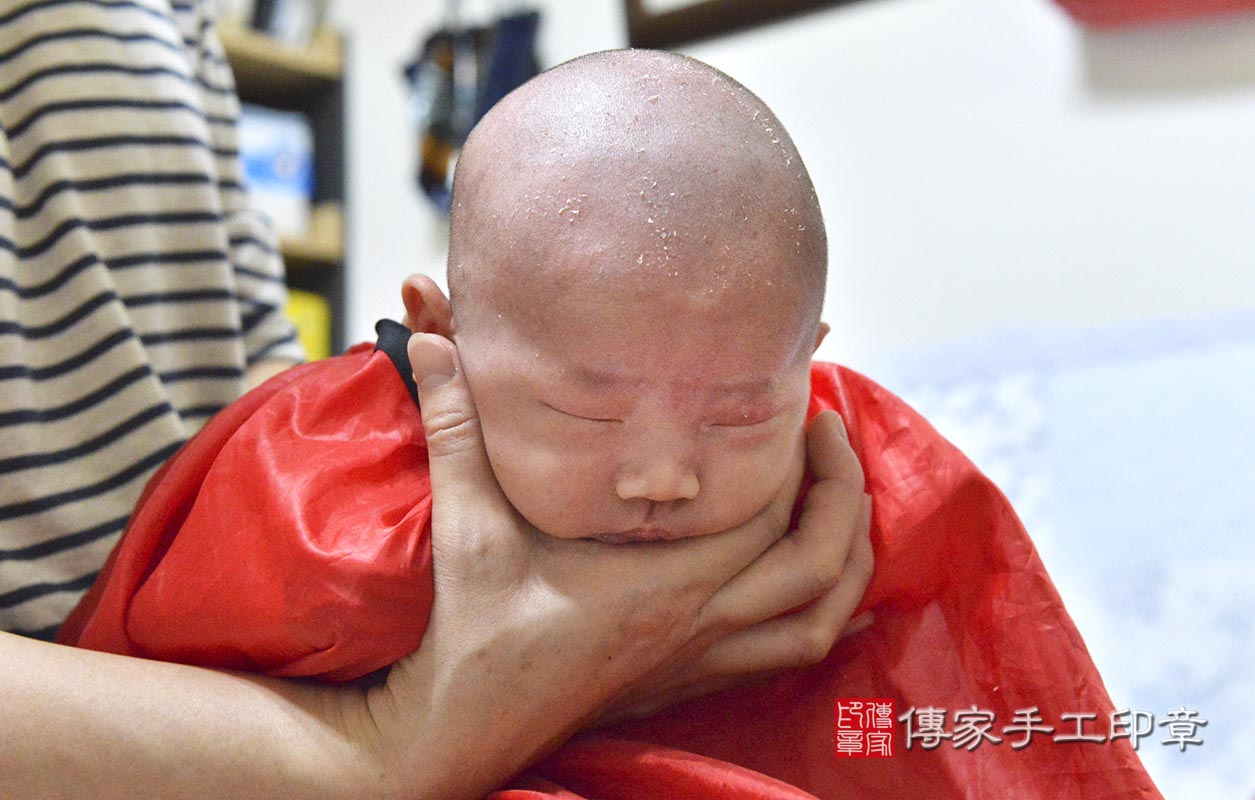 剃胎毛、滿月剃頭、嬰兒剃頭、嬰兒理髮、嬰兒剃髮、嬰兒剃胎毛、嬰兒滿月剃頭、寶寶剃頭、剃胎毛儀式、剃胎毛吉祥話、滿月剃頭儀式、滿月剃頭吉祥話、寶寶剃胎毛、寶寶滿月剃頭理髮、 新竹縣竹北市剃胎毛、新竹縣竹北市滿月剃頭、新竹縣竹北市嬰兒剃頭剃胎毛、新竹縣竹北市嬰兒理髮、桃園市嬰兒剃髮、 劉寶寶(新竹縣竹北市嬰兒寶寶滿月剃頭理髮、免費嬰兒剃胎毛儀式吉祥話)。中國風會場，爸媽寶貝免費穿「日中韓」古裝禮服。專業拍照、DVD光碟、證書。★購買「臍帶章、肚臍章、胎毛筆刷印章」贈送：剃頭、收涎、抓周，三選一。2020.02.28照片18