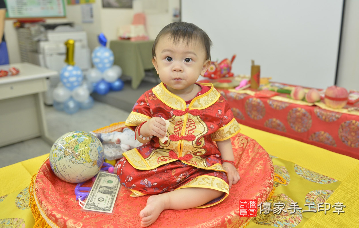 台北市中山區楊寶寶古禮抓周祝福活動。照片1