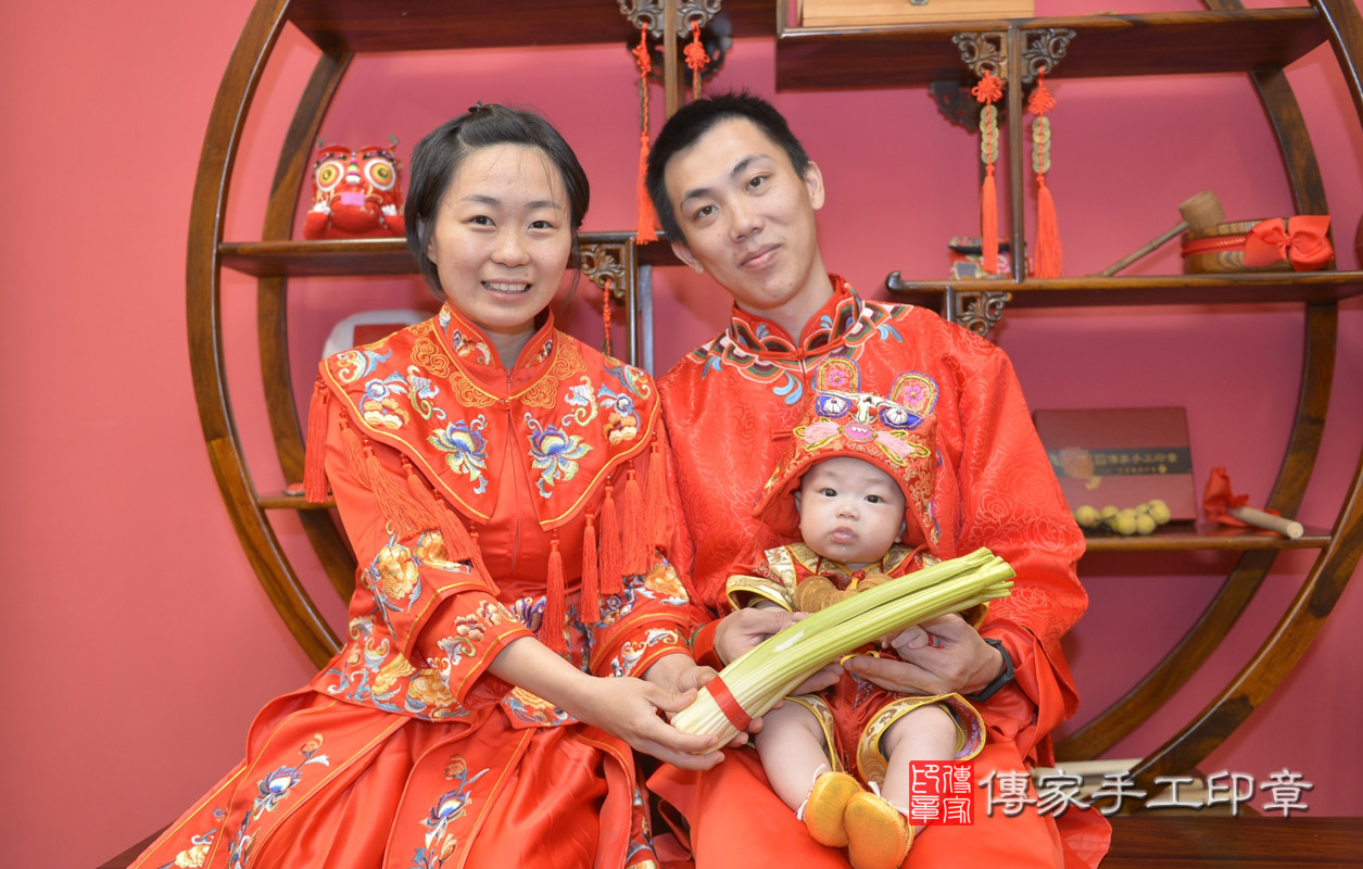 新北市永和區林寶寶古禮收涎祝福活動:收涎儀式【抱芹菜】：讓寶寶勤勞、勤儉持家。收涎吉祥話儀式抱芹菜的收涎儀式，是讓孩子勤勞向上，積極努力。照片1