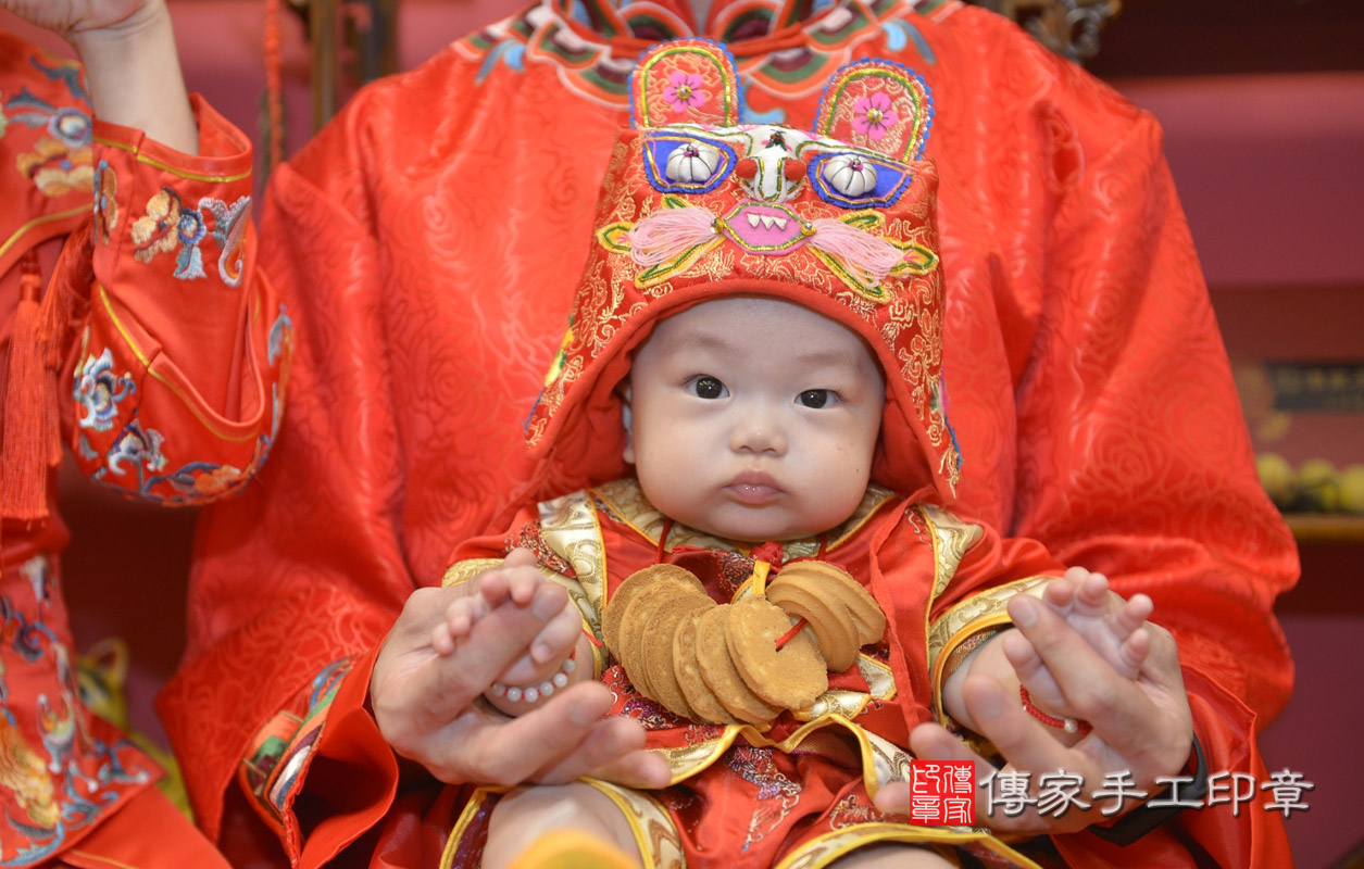 新北市永和區林寶寶古禮收涎祝福活動:為寶寶戴上收涎餅乾。照片6