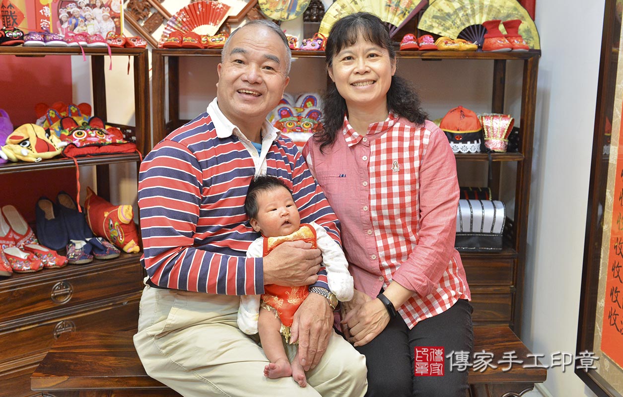 剃胎毛、滿月剃頭、嬰兒剃頭、嬰兒理髮、嬰兒剃髮、嬰兒剃胎毛、嬰兒滿月剃頭、寶寶剃頭、剃胎毛儀式、剃胎毛吉祥話、滿月剃頭儀式、滿月剃頭吉祥話、寶寶剃胎毛、寶寶滿月剃頭理髮、 新竹市香山區剃胎毛、新竹市香山區滿月剃頭、新竹市香山區嬰兒剃頭剃胎毛、新竹市香山區嬰兒理髮、桃園市嬰兒剃髮、 張寶寶(新竹市香山區嬰兒寶寶滿月剃頭理髮、免費嬰兒剃胎毛儀式吉祥話)。中國風會場，爸媽寶貝免費穿「日中韓」古裝禮服。專業拍照、DVD光碟、證書。★購買「臍帶章、肚臍章、胎毛筆刷印章」贈送：剃頭、收涎、抓周，三選一。2020.04.04照片2