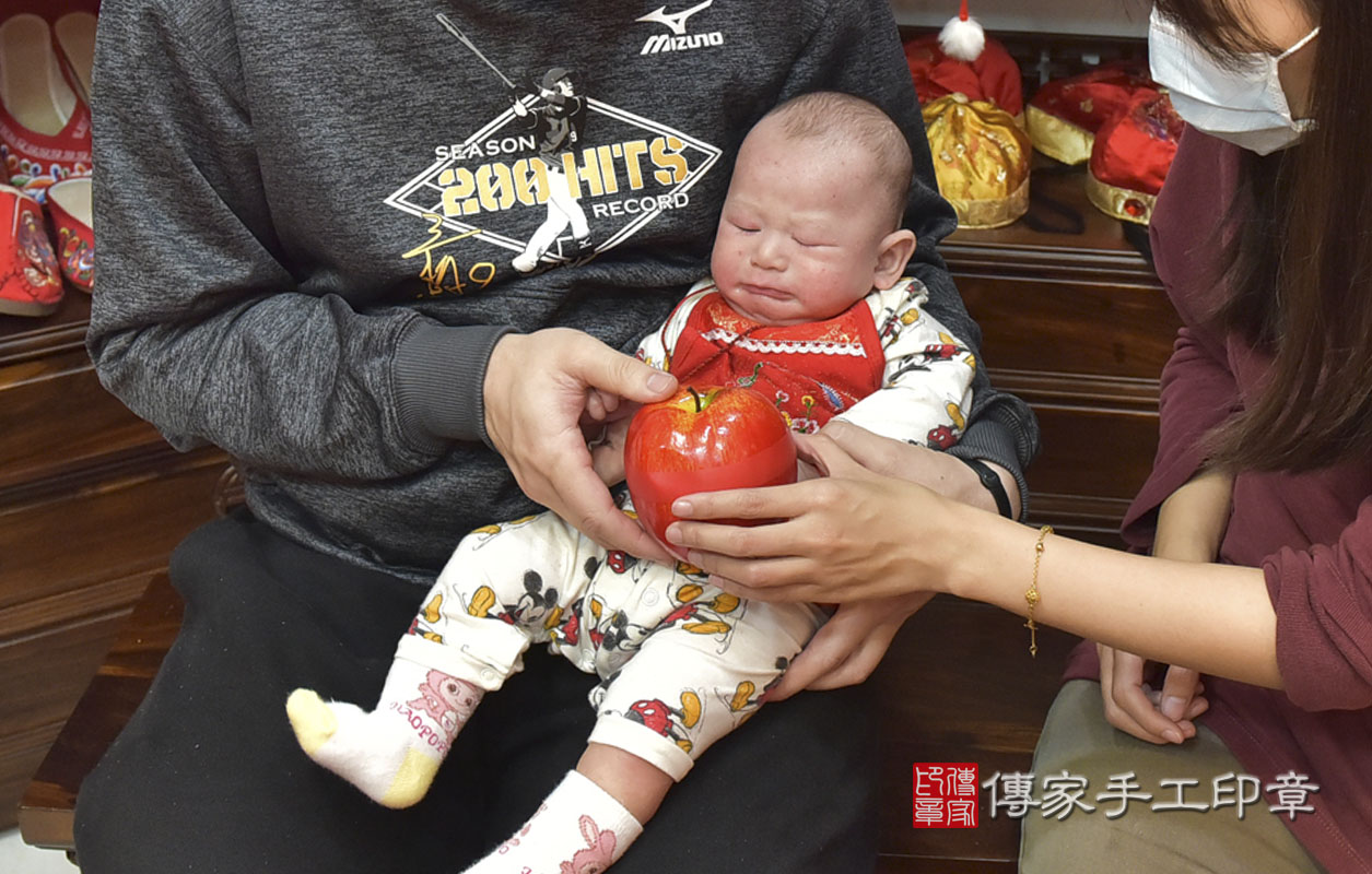 剃胎毛、滿月剃頭、嬰兒剃頭、嬰兒理髮、嬰兒剃髮、嬰兒剃胎毛、嬰兒滿月剃頭、寶寶剃頭、剃胎毛儀式、剃胎毛吉祥話、滿月剃頭儀式、滿月剃頭吉祥話、寶寶剃胎毛、寶寶滿月剃頭理髮、 新竹市香山區剃胎毛、新竹市香山區滿月剃頭、新竹市香山區嬰兒剃頭剃胎毛、新竹市香山區嬰兒理髮、桃園市嬰兒剃髮、 曾寶寶(新竹市香山區嬰兒寶寶滿月剃頭理髮、免費嬰兒剃胎毛儀式吉祥話)。中國風會場，爸媽寶貝免費穿「日中韓」古裝禮服。專業拍照、DVD光碟、證書。★購買「臍帶章、肚臍章、胎毛筆刷印章」贈送：剃頭、收涎、抓周，三選一。2020.04.25照片9