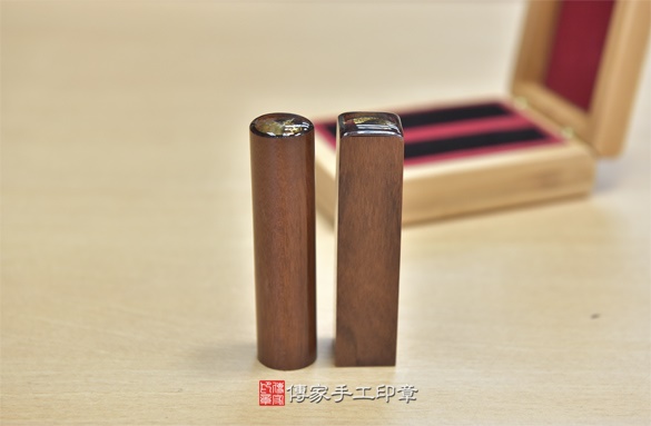 電腦刻印印章:紅紫檀木臍帶章實際成品、印章作品分享、紅紫檀木印章材質介紹。(臍帶印章、肚臍章、肚臍印章,胎毛印章,一圓一方)傳家手工印章新竹店2020.10.18 電腦刻印印章:紅紫檀木臍帶章實際成品、印章作品分享、紅紫檀木印章材質介紹。(臍帶印章、肚臍章、肚臍印章,胎毛印章,一圓一方)傳家手工印章新竹店2020.10.18