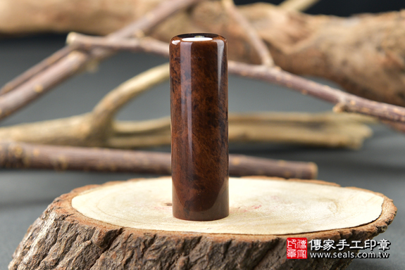 全手工噴砂印章：紅黑曜石臍帶章實際成品、印章作品分享、紅黑曜石印章材質介紹。（臍帶印章、肚臍章、肚臍印章，一圓一方）傳家手工印章高雄店。2020.09.17。照片9