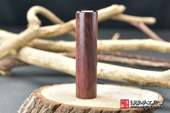 半手工刻印印章：玫瑰紅檀木臍髮章實際成品、印章作品分享、玫瑰紅檀木印章材質介紹。（臍帶印章、肚臍章、肚臍印章，一圓一方）傳家手工印章高雄店。2020.09.06。照片5