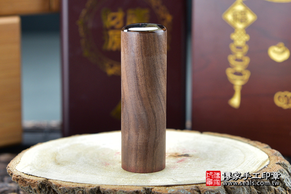 半手工刻印印章：玫瑰黑檀木臍帶章實際成品、印章作品分享、玫瑰黑檀木印章材質介紹。（臍帶印章、肚臍章、肚臍印章，一圓一方）傳家手工印章高雄店。2020.09.10。照片8