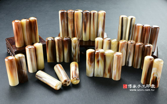 電腦刻印印章:赤牛角臍帶章實際成品、印章作品分享、赤牛角印章材質介紹。(臍帶印章、肚臍章、肚臍印章,胎毛印章,一圓一方)傳家手工印章新竹店2030.11.03 電腦刻印印章:赤牛角臍帶章實際成品、印章作品分享、赤牛角印章材質介紹。(臍帶印章、肚臍章、肚臍印章,胎毛印章,一圓一方)傳家手工印章新竹店2030.11.03