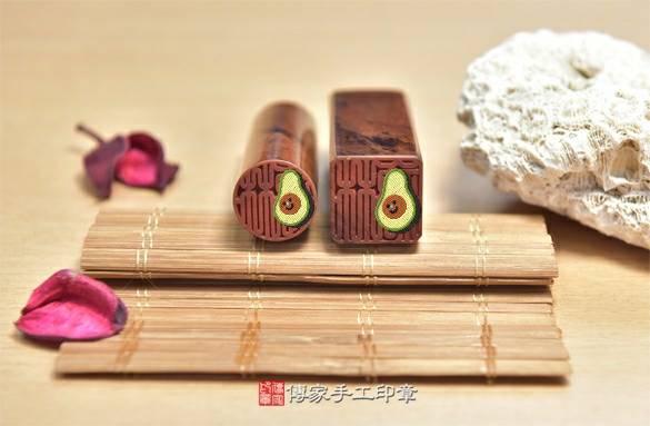半手工噴砂印章:紅黑曜石臍帶章實際成品、印章作品分享、紅黑曜石印章材質介紹。(臍帶印章、肚臍章、肚臍印章,胎毛印章,一圓一方)傳家手工印章新竹店2020.11.06 半手工噴砂印章:紅黑曜石臍帶章實際成品、印章作品分享、紅黑曜石印章材質介紹。(臍帶印章、肚臍章、肚臍印章,胎毛印章,一圓一方)傳家手工印章新竹店2020.11.06