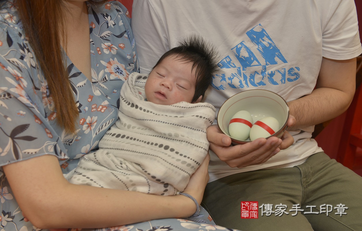 剃胎毛、滿月剃頭、嬰兒剃頭、嬰兒理髮、嬰兒剃髮、嬰兒剃胎毛、嬰兒滿月剃頭、寶寶剃頭、剃胎毛儀式、剃胎毛吉祥話、滿月剃頭儀式、滿月剃頭吉祥話、寶寶剃胎毛、寶寶滿月剃頭理髮、 新北市永和區剃胎毛、新北市永和區滿月剃頭、新北市永和區嬰兒剃頭剃胎毛、新北市永和區嬰兒理髮、新北市嬰兒剃髮、 溫寶寶(新北市永和區嬰兒寶寶滿月剃頭理髮、嬰兒剃胎毛儀式吉祥話)。中國風會場，爸媽寶貝穿「日中韓」古裝禮服。專業拍照、DVD光碟、證書。★購買「臍帶章、肚臍章、胎毛筆刷印章」贈送：剃頭、收涎、抓周，三選一。2020.09.22照片9