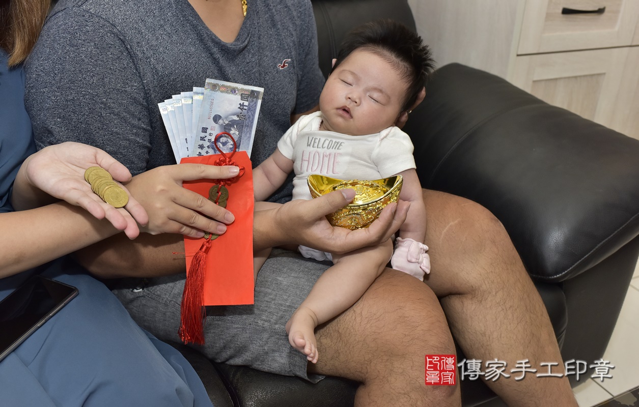 剃胎毛、滿月剃頭、嬰兒剃頭、嬰兒理髮、嬰兒剃髮、嬰兒剃胎毛、嬰兒滿月剃頭、寶寶剃頭、剃胎毛儀式、剃胎毛吉祥話、滿月剃頭儀式、滿月剃頭吉祥話、寶寶剃胎毛、寶寶滿月剃頭理髮、 新北市土城區剃胎毛、新北市土城區滿月剃頭、新北市土城區嬰兒剃頭剃胎毛、新北市土城區嬰兒理髮、新北市嬰兒剃髮、 李寶寶(新北市土城區到府嬰兒寶寶滿月剃頭理髮、到府嬰兒剃胎毛儀式吉祥話)。到府剃頭剃胎毛主持、專業拍照、DVD光碟、證書。★購買「臍帶章、肚臍章、胎毛筆刷印章」贈送：剃頭、收涎、抓周，三選一。2020.09.23照片21