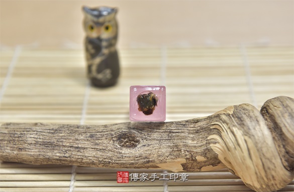 全手工噴砂印章:白水晶臍帶章實際成品、印章作品分享、白水晶印章材質介紹。(臍帶印章、肚臍章、肚臍印章,胎毛印章,一圓一方)傳家手工印章新竹店2020.11.18 全手工噴砂印章:白水晶臍帶章實際成品、印章作品分享、白水晶印章材質介紹。(臍帶印章、肚臍章、肚臍印章,胎毛印章,一圓一方)傳家手工印章新竹店2020.11.18
