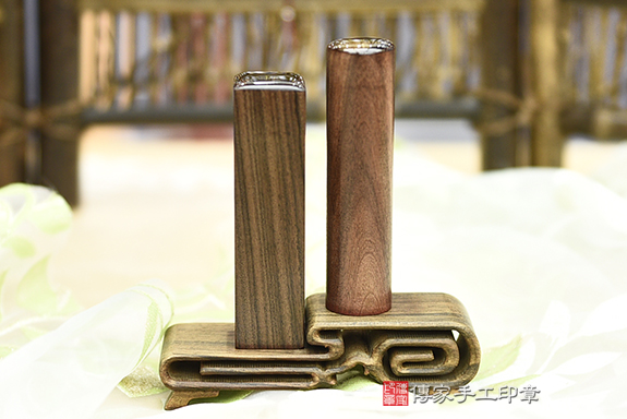 電腦刻印章:玫瑰黑檀木臍帶章實際成品、印章作品分享、玫瑰黑檀木印章材質介紹。(臍帶印章、肚臍章、肚臍印章,胎毛印章,一圓一方)傳家手工印章桃園店。2020.11.19 電腦刻印章:玫瑰黑檀木臍帶章實際成品、印章作品分享、玫瑰黑檀木印章材質介紹。(臍帶印章、肚臍章、肚臍印章,胎毛印章,一圓一方)傳家手工印章桃園店。2020.11.19