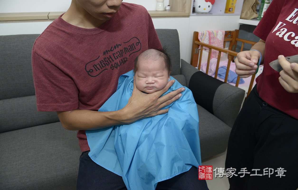 剃胎毛、滿月剃頭、嬰兒剃頭、嬰兒理髮、嬰兒剃髮、嬰兒剃胎毛、嬰兒滿月剃頭、寶寶剃頭、剃胎毛儀式、剃胎毛吉祥話、滿月剃頭儀式、滿月剃頭吉祥話、寶寶剃胎毛、寶寶滿月剃頭理髮、 新北市中和區剃胎毛、新北市中和區滿月剃頭、新北市中和區嬰兒剃頭剃胎毛、新北市中和區嬰兒理髮、新北市嬰兒剃髮、 楊寶寶(新北市中和區到府嬰兒寶寶滿月剃頭理髮、到府嬰兒剃胎毛儀式吉祥話)。到府剃頭剃胎毛主持、專業拍照、DVD光碟、證書。★購買「臍帶章、肚臍章、胎毛筆刷印章」贈送：剃頭、收涎、抓周，三選一。2020.10.11照片28