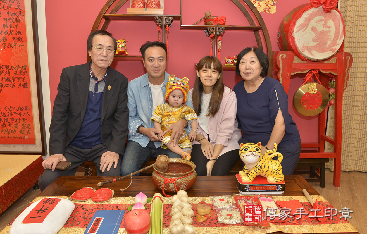 永和區楊寶寶古禮抓周：抓週全家福大合照。