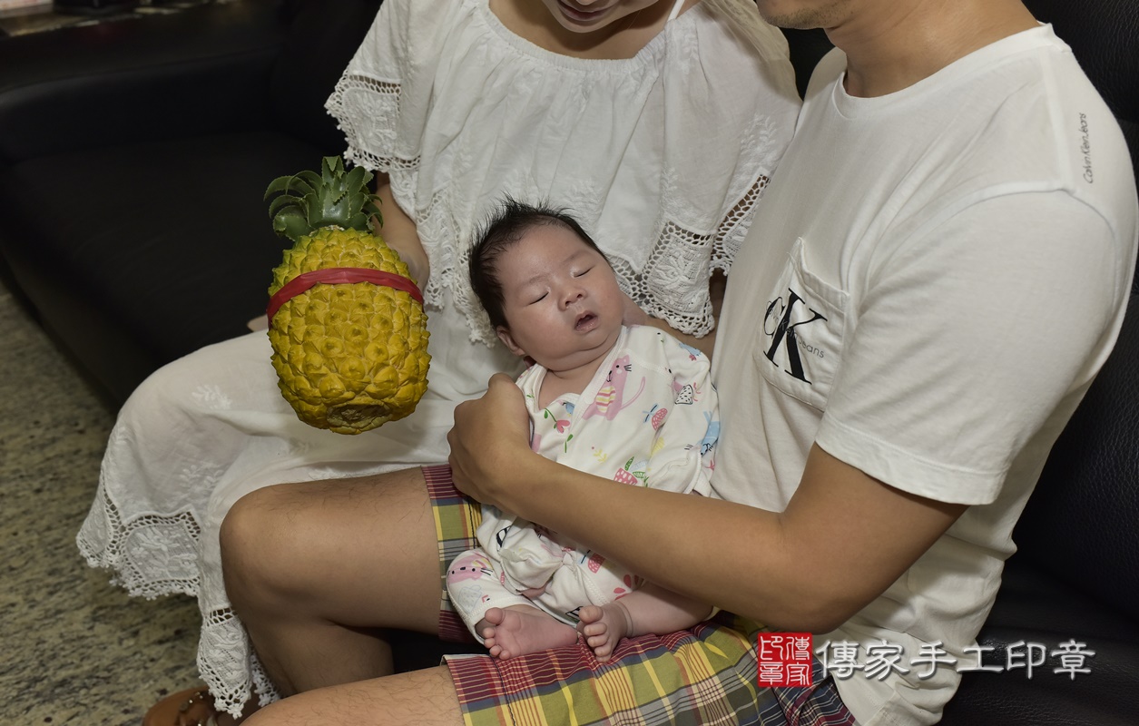 剃胎毛、滿月剃頭、嬰兒剃頭、嬰兒理髮、嬰兒剃髮、嬰兒剃胎毛、嬰兒滿月剃頭、寶寶剃頭、剃胎毛儀式、剃胎毛吉祥話、滿月剃頭儀式、滿月剃頭吉祥話、寶寶剃胎毛、寶寶滿月剃頭理髮、 桃園市觀音區剃胎毛、桃園市觀音區滿月剃頭、桃園市觀音區嬰兒剃頭剃胎毛、桃園市觀音區嬰兒理髮、桃園市嬰兒剃髮、 邱寶寶(桃園市觀音區到府嬰兒寶寶滿月剃頭理髮、到府嬰兒剃胎毛儀式吉祥話)。到府剃頭剃胎毛主持、專業拍照、DVD光碟、證書。★購買「臍帶章、肚臍章、胎毛筆刷印章」贈送：剃頭、收涎、抓周，三選一。2020.10.17照片23
