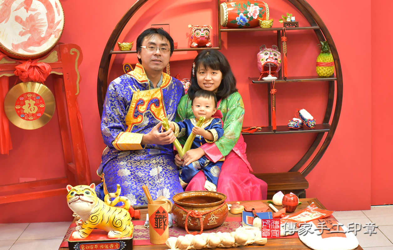 北區李寶寶古禮抓周：抓周儀式【抱芹菜】。照片1