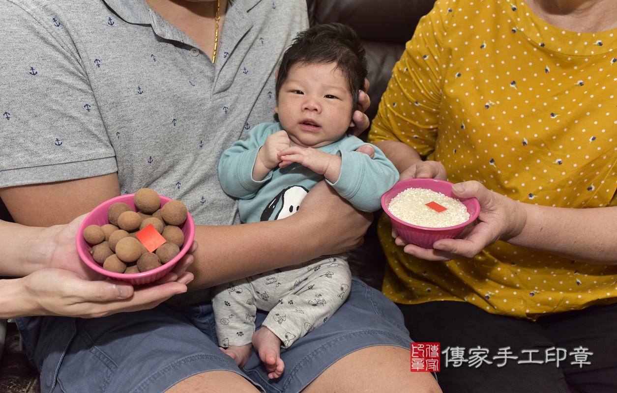 剃胎毛、滿月剃頭、嬰兒剃頭、嬰兒理髮、嬰兒剃髮、嬰兒剃胎毛、嬰兒滿月剃頭、寶寶剃頭、剃胎毛儀式、剃胎毛吉祥話、滿月剃頭儀式、滿月剃頭吉祥話、寶寶剃胎毛、寶寶滿月剃頭理髮、 新北市新莊區剃胎毛、新北市新莊區滿月剃頭、新北市新莊區嬰兒剃頭剃胎毛、新北市新莊區嬰兒理髮、新北市嬰兒剃髮、 石寶寶(新北市新莊區到府嬰兒寶寶滿月剃頭理髮、到府嬰兒剃胎毛儀式吉祥話)。到府剃頭剃胎毛主持、專業拍照、DVD光碟、證書。★購買「臍帶章、肚臍章、胎毛筆刷印章」贈送：剃頭、收涎、抓周，三選一。2020.10.21照片10
