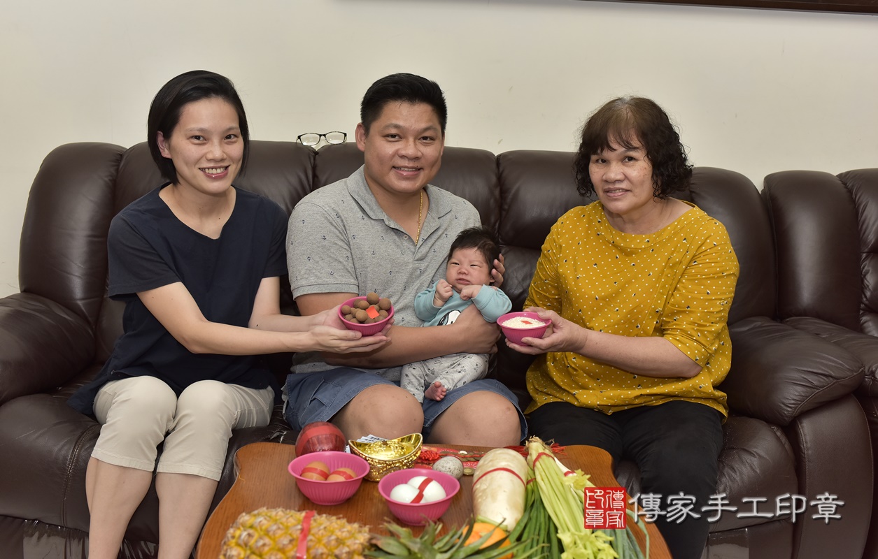 剃胎毛、滿月剃頭、嬰兒剃頭、嬰兒理髮、嬰兒剃髮、嬰兒剃胎毛、嬰兒滿月剃頭、寶寶剃頭、剃胎毛儀式、剃胎毛吉祥話、滿月剃頭儀式、滿月剃頭吉祥話、寶寶剃胎毛、寶寶滿月剃頭理髮、 新北市新莊區剃胎毛、新北市新莊區滿月剃頭、新北市新莊區嬰兒剃頭剃胎毛、新北市新莊區嬰兒理髮、新北市嬰兒剃髮、 石寶寶(新北市新莊區到府嬰兒寶寶滿月剃頭理髮、到府嬰兒剃胎毛儀式吉祥話)。到府剃頭剃胎毛主持、專業拍照、DVD光碟、證書。★購買「臍帶章、肚臍章、胎毛筆刷印章」贈送：剃頭、收涎、抓周，三選一。2020.10.21照片9