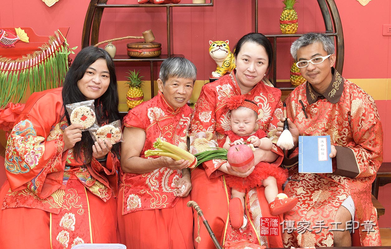 桃園市八德區陳寶寶古禮收涎祝福活動:收涎儀式【吃米飯】：讓寶寶豐衣足食，不愁吃穿。吃米飯的收涎儀式，是讓孩子一生有飯可吃，衣食無虞。照片6