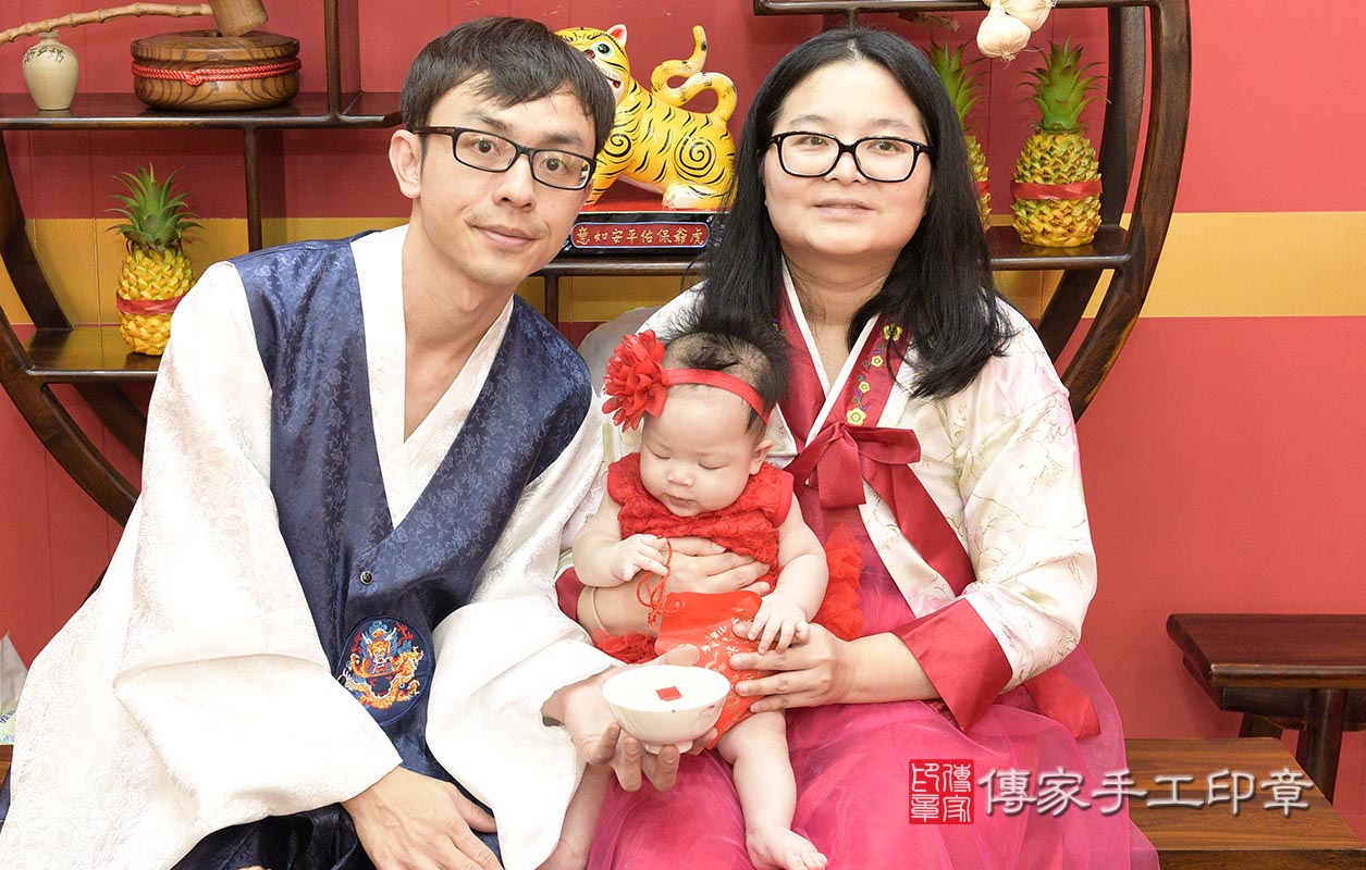 桃園市八德區詹寶寶古禮收涎祝福活動:收涎儀式【吃米飯】：讓寶寶豐衣足食，不愁吃穿。吃米飯的收涎儀式，是讓孩子一生有飯可吃，衣食無虞。照片8