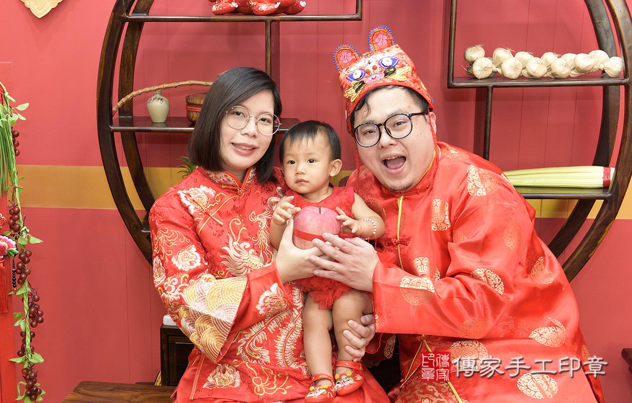 抓周儀式八德區王寶寶【吃蘋果】：讓寶寶平平安安，有個蘋果臉，人見人愛。桃園店抓周。照片18