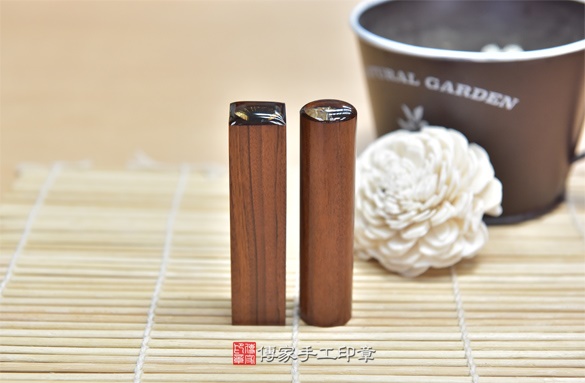 電腦刻印印章:紅紫檀木臍帶章實際成品、印章作品分享、紅紫檀木印章材質介紹。(臍帶印章、肚臍章、肚臍印章,胎毛印章,一圓一方)傳家手工印章新竹店2020.11.21 電腦刻印印章:紅紫檀木臍帶章實際成品、印章作品分享、紅紫檀木印章材質介紹。(臍帶印章、肚臍章、肚臍印章,胎毛印章,一圓一方)傳家手工印章新竹店2020.11.21