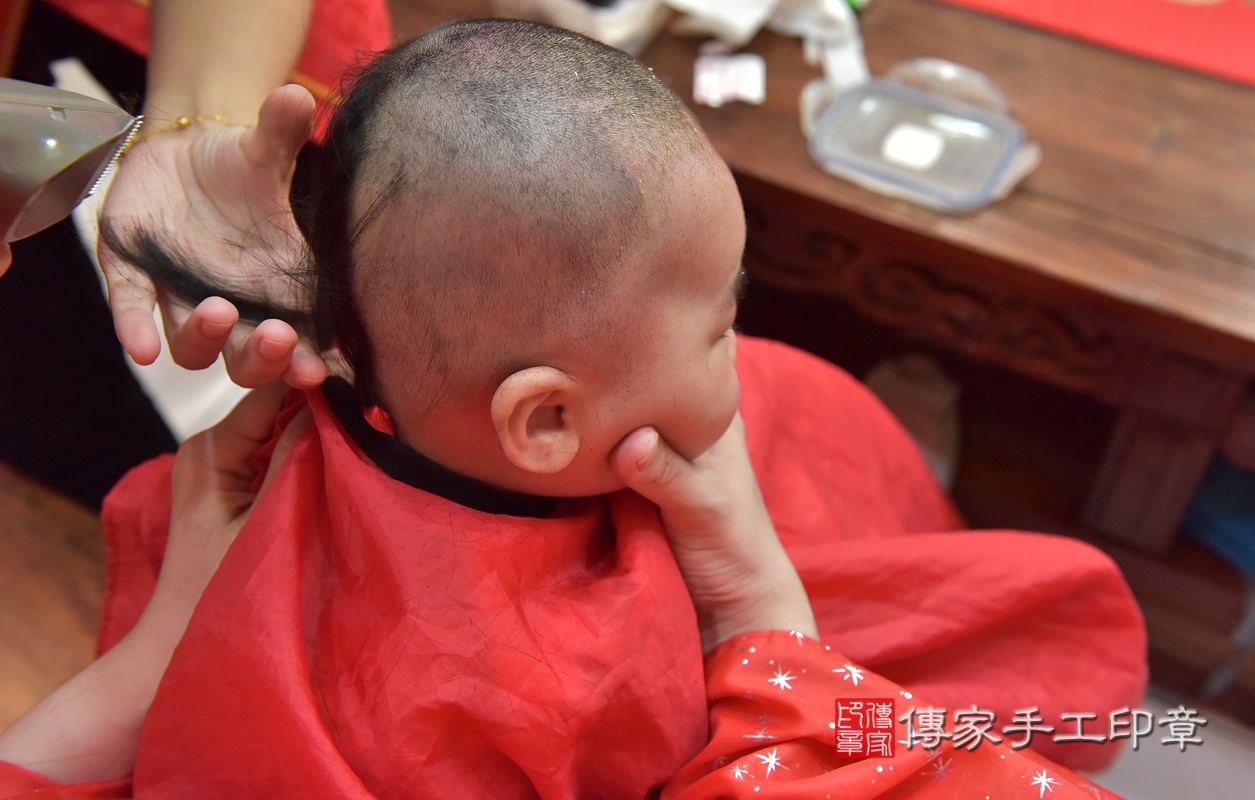 剃胎毛、滿月剃頭、嬰兒剃頭、嬰兒理髮、嬰兒剃髮、嬰兒剃胎毛、嬰兒滿月剃頭、寶寶剃頭、剃胎毛儀式、剃胎毛吉祥話、滿月剃頭儀式、滿月剃頭吉祥話、寶寶剃胎毛、寶寶滿月剃頭理髮、 新竹市香山區剃胎毛、新竹市香山區滿月剃頭、新竹市香山區嬰兒剃頭剃胎毛、新竹市香山區嬰兒理髮、新竹市嬰兒剃髮、 許寶寶(新竹市香山區嬰兒寶寶滿月剃頭理髮、嬰兒剃胎毛儀式吉祥話)。中國風會場，爸媽寶貝穿「日中韓」古裝禮服。專業拍照、DVD光碟、證書。★購買「臍帶章、肚臍章、胎毛筆刷印章」贈送：剃頭、收涎、抓周，三選一。2020.08.10照片41