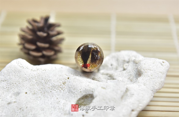 電腦刻印印章：赤牛角臍帶章實際成品、印章作品分享、赤牛角印章材質介紹。（臍帶印章、肚臍章、肚臍印章，胎毛印章，一圓一方）傳家手工印章新竹店2020.11.27