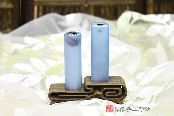 全手工噴砂印章:藍瑪瑙臍帶章和胎毛章實際成品、印章作品分享、藍瑪瑙印章材質介紹。(臍帶印章、肚臍章、肚臍印章,胎毛印章,一圓一方)傳家手工印章桃園店。2020.12.04 全手工噴砂印章:藍瑪瑙臍帶章和胎毛章實際成品、印章作品分享、藍瑪瑙印章材質介紹。(臍帶印章、肚臍章、肚臍印章,胎毛印章,一圓一方)傳家手工印章桃園店。2020.12.04