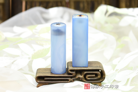 全手工噴砂印章:藍瑪瑙臍帶章和胎毛章實際成品、印章作品分享、藍瑪瑙印章材質介紹。(臍帶印章、肚臍章、肚臍印章,胎毛印章,一圓一方)傳家手工印章桃園店。2020.12.04 全手工噴砂印章:藍瑪瑙臍帶章和胎毛章實際成品、印章作品分享、藍瑪瑙印章材質介紹。(臍帶印章、肚臍章、肚臍印章,胎毛印章,一圓一方)傳家手工印章桃園店。2020.12.04