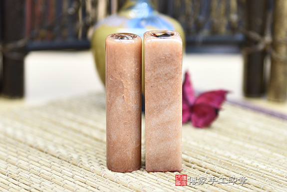 全手工噴砂印章:紅東菱玉臍帶章胎毛章實際成品、印章作品分享、紅東菱玉印章材質介紹。(臍帶印章、肚臍章、肚臍印章,胎毛印章,一圓一方)傳家手工印章桃園店。2020.12.06 全手工噴砂印章:紅東菱玉臍帶章胎毛章實際成品、印章作品分享、紅東菱玉印章材質介紹。(臍帶印章、肚臍章、肚臍印章,胎毛印章,一圓一方)傳家手工印章桃園店。2020.12.06