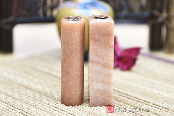 全手工噴砂印章:紅東菱玉臍帶章胎毛章實際成品、印章作品分享、紅東菱玉印章材質介紹。(臍帶印章、肚臍章、肚臍印章,胎毛印章,一圓一方)傳家手工印章桃園店。2020.12.06 全手工噴砂印章:紅東菱玉臍帶章胎毛章實際成品、印章作品分享、紅東菱玉印章材質介紹。(臍帶印章、肚臍章、肚臍印章,胎毛印章,一圓一方)傳家手工印章桃園店。2020.12.06