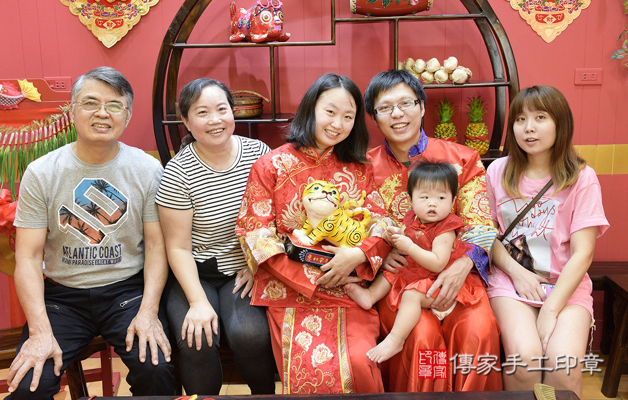 桃園市八德區張寶寶古禮抓活動:【福虎歌】朗誦祝福：虎爺保佑寶寶吉祥，趨吉避凶。在中國和台灣，虎爺是兒童的守護神，週歲有虎爺保佑，可以象徵吉祥平安。桃園店抓周。照片9