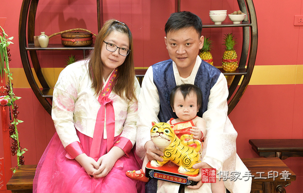 桃園市八德區粘寶寶古禮抓活動:【福虎歌】朗誦祝福：虎爺保佑寶寶吉祥，趨吉避凶。在中國和台灣，虎爺是兒童的守護神，週歲有虎爺保佑，可以象徵吉祥平安。桃園店抓周。照片8